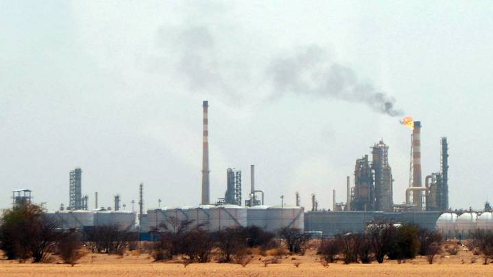 البرهان يتفقد مصفاة الجبيلي ويتعهد باعادة اعماره 